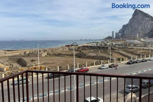 Primera línea de playa y Gibraltar a 5 minutos - Image 1