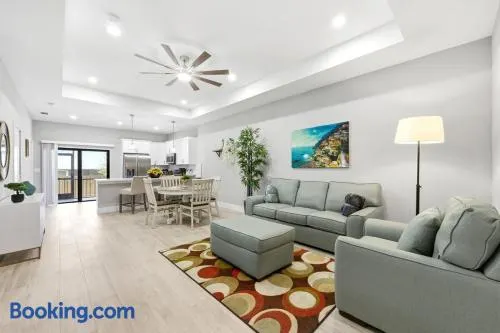 Cozy & Elegant 3BR Home - Image 1