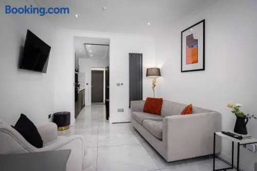 Stylish 2BR Apartment with Private Steam Room - Image 1
