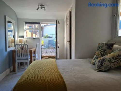 Quiet self contained studio flat near town centre and university - Image 1