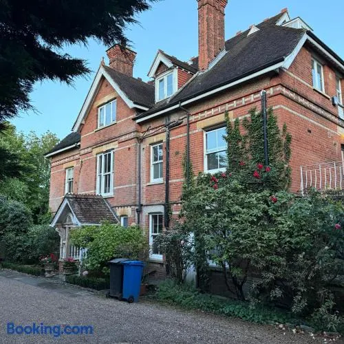 Walk to Royal Ascot - Luxury 4 bed apartment - Image 1