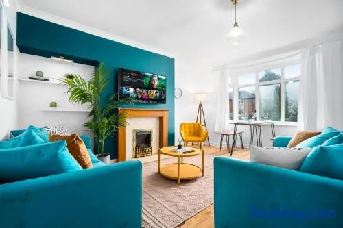3 Bedroom House - Garden - Parking - Interior Designed - Netflix - Wifi - 52H - Image 1