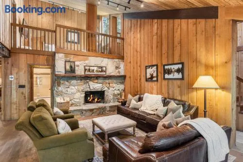5 BEDROOM, MOUNTAIN VIEWS, SOUNDS OF STREAM, LARGE DECK, HOT TUB, CLASSIC SUNDANCE CABIN - Image 1