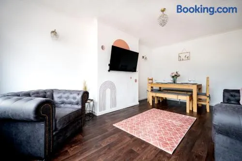 Cosy 3-Bed Home l Free Parking l WiFi l Sleeps 8 l Family Friendly l Hosted by The Cosy Corner Nationwide - Image 1
