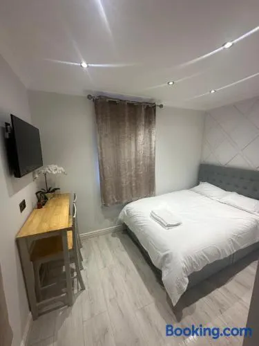 Cosy 1 Bedroom Studio with Private Entrance - Image 1
