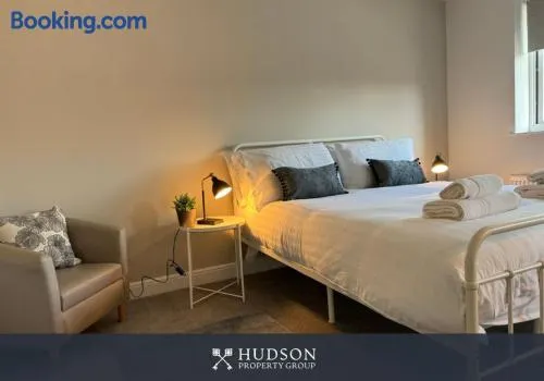 Spacious Townhouse with Garden - Image 1