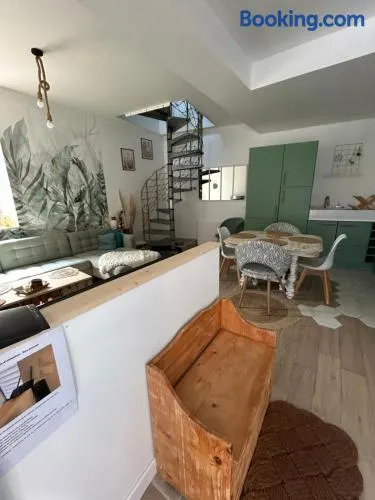 Petite maison dans village animé - Image 1