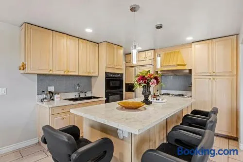 Bonita Home 4 Room- Local VIBE just 12 min to The Strip and Fremont - Image 1
