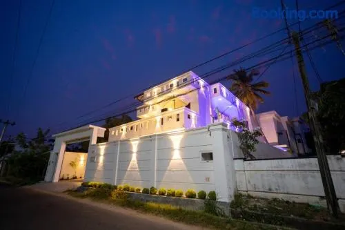 Clintonvilla 4-bedroom with pool near to Airport - Image 1