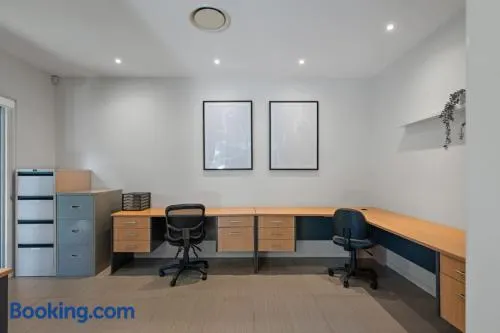 Stylish 4BR Home with BBQ and Media Room in Mt Ommaney - Image 1