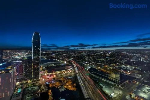Lavish High-Rise 2bed Apt in the Hearth of Downtown LA - Image 1