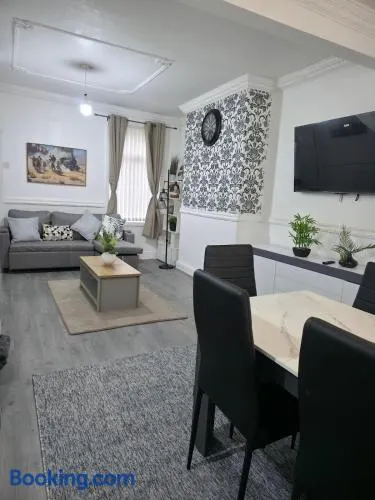 Costa Home - 3 bed house with free on-street parking - ideal for workers - Image 1