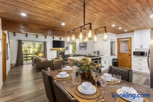 Spectacular Game Room, 3000 sqft, 2 Masters, Pool Table, 2 Decks, AC, Dogs - Image 1