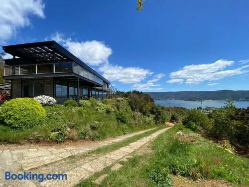 Agradable casa en parcela con piscina y vista al mar - Image 1
