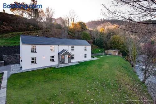 Charming Valley Farmhouse for up to 6 guests - Image 1