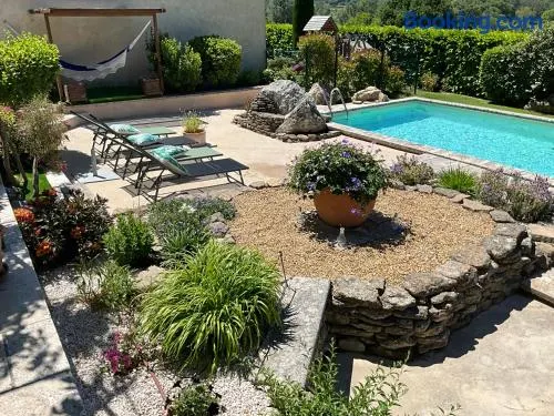 Le petit bastidon gîte à Oppède avec piscine - Image 1