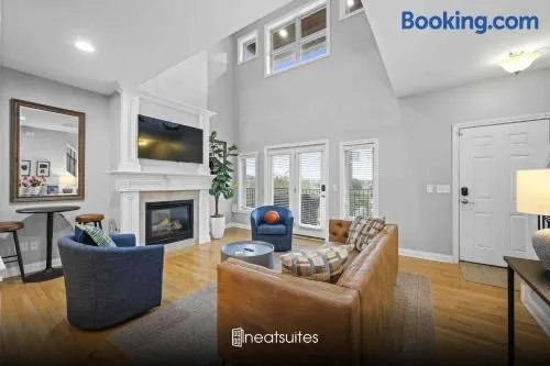 Hilltop 3BR for 10, Private Garage, Skyline Views - Image 1