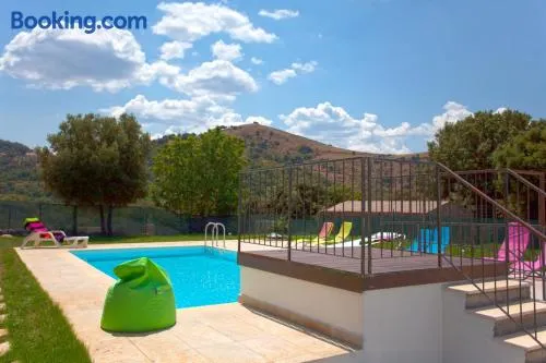 Agréable villa entièrement équipée avec terrasse, barbecue et jardin | Vue jardin - Image 1