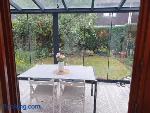 Ruhige 80 m2 Duplexwohnung mit Garten, 2 Bädern und Parkplatz nahe Innenstadt - Image 1