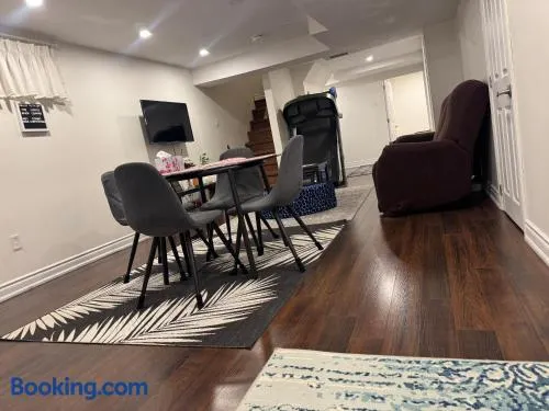 Beautiful Lower level 2 bedroom aprt - Image 1