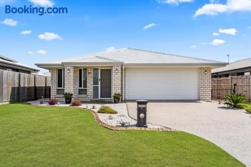 Ideal for Tradies and Nurses by Custom Bnb Hosting - Image 1