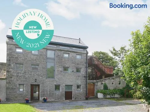 Kinvara Suites No 2 Top Floor by Trident Holiday Homes - Image 1