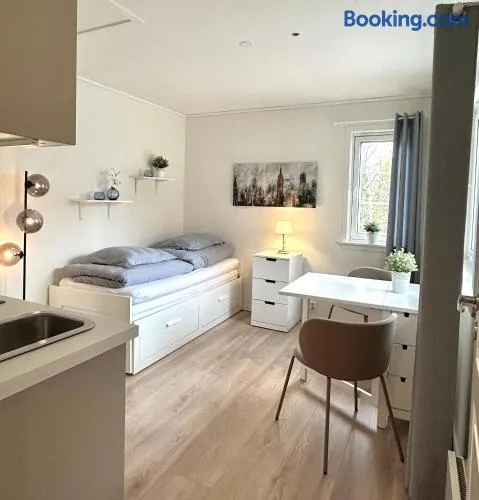 Newly renovated studio apartment - free parking and EV docking - Image 1