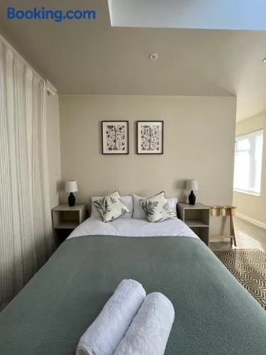 The Bit On The Side, Private Studio, Own Entrance, Free Driveway Parking, 10 min Drive to Bath, Cheap EV point - Image 1