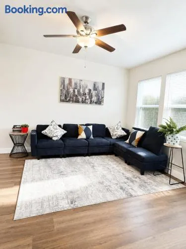 Entire Spacious and Beautiful 5 Bedroom House - Image 1