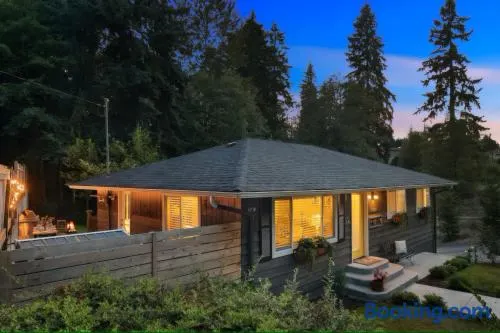 Spacious Main Street Retreat for families and large groups - Image 1