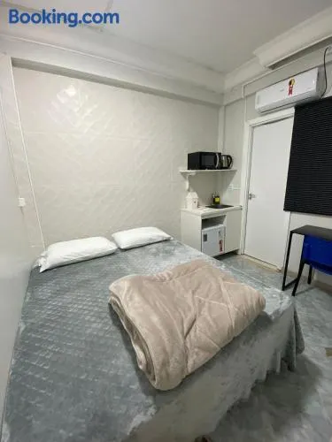 Loft Lux SM Chapecó | Conforto e Praticidade com Ar, Cozinha e Smart TV - Image 1
