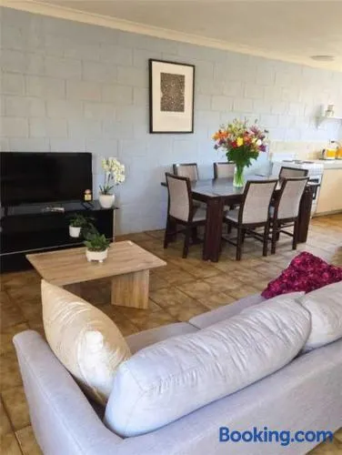 Unit 1 - Kalgoorlie, Victory Heights 114 Moran St - Image 1