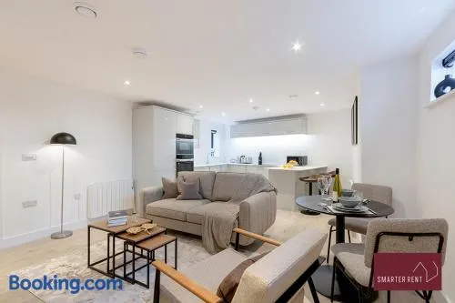 Wokingham - 2 Bedroom Ground Floor Flat - Image 1