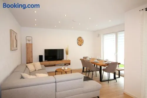 Großes Apartment mit Küche, Dusche, Badewanne, Balkon, Parkplatz vor dem Haus, ruhig gelegen, ADA4 - Image 1