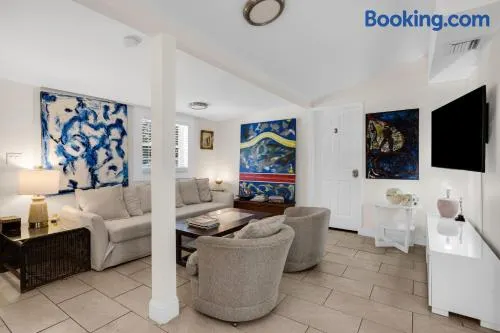 Private Rooms at Miami Centrally Located with free Parking - Image 1