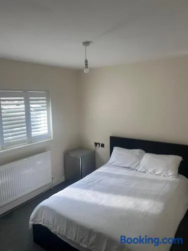 Double Room Private Bathroom Parking South Croydon - Image 1