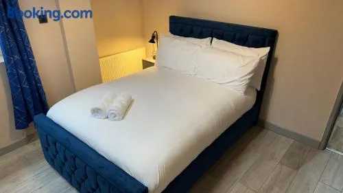 One Bedroom Apartment in Walsall Sleeps 4 FREE WIFI By Villazu - Image 1
