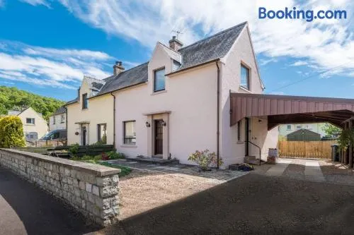 No27 Willowbank - Image 1