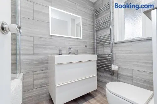 Lovely flat with Wi-Fi and free parking - Image 1