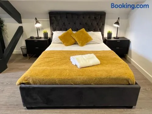 Loft studio apartment, BL, Town Centre, Secure gated parking option, Modern, fresh and spacious living, Netflix ready TV, Wifi - Image 1