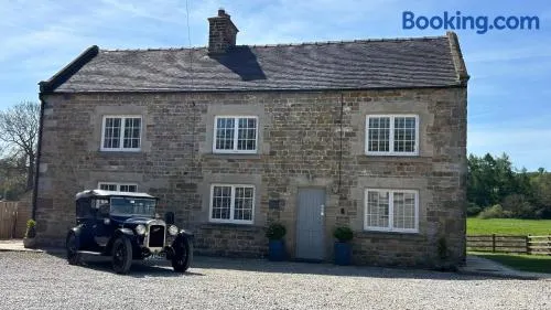 Stunning 4 Bed Near Alton Towers, Polar Bears, Peak District - Image 1