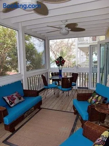 Beautiful Apartment with Terrace - Image 1
