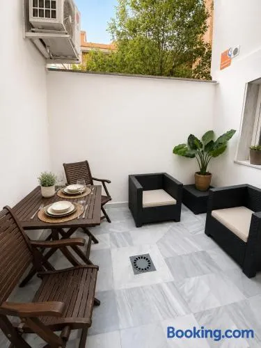 Junto a calle Alcalá, con terraza privada - Image 1