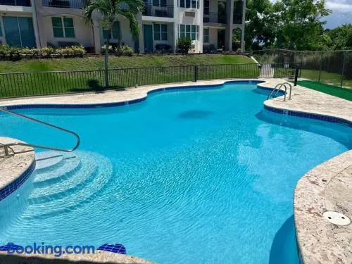 Lovely 2 bedroom condo with pool and beach access - Image 1