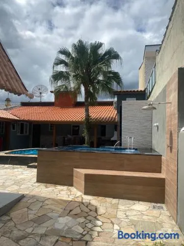 Casa com localização privilegiada, piscina climatizada e churrasqueira - Condomínio Morada da Praia - Image 1
