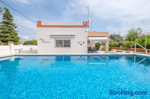 Villa avec jardin, piscine privée et terrasse | Vue jardin - Image 1