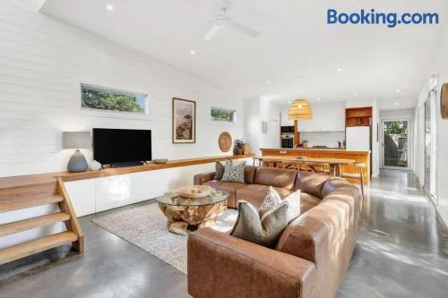 Hitchcock Getaway; Central Barwon Heads, Sleeps 6 - Image 1
