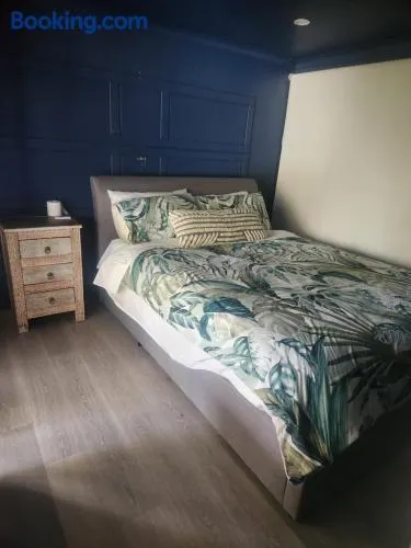 Queen bed on acreage in share house - Image 1