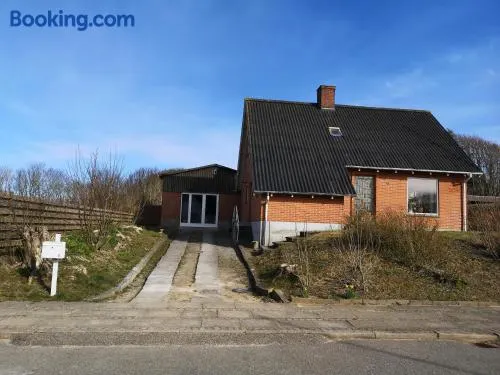 Logi i hus med kunst og have - Image 1
