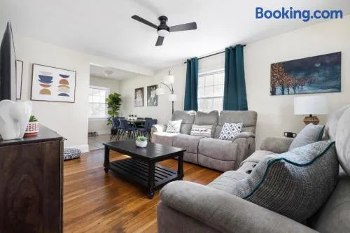 4BR House Minutes From BMS & Bristol Casino - Image 1